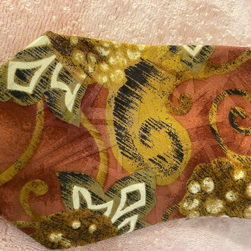 Elegant Men's Tie with Red and Gold Floral Pattern - Picture 2 of 8